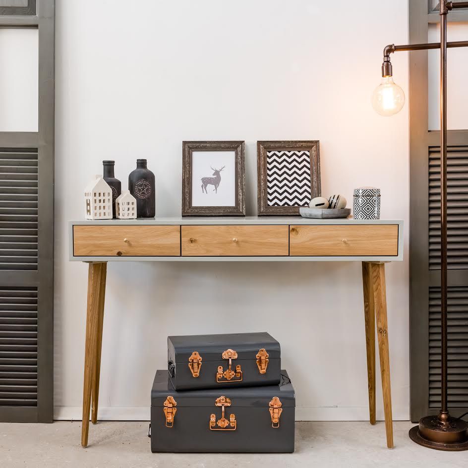 קונסולה שלוש מגירות בגוון אלון ובמעטפת אפורה